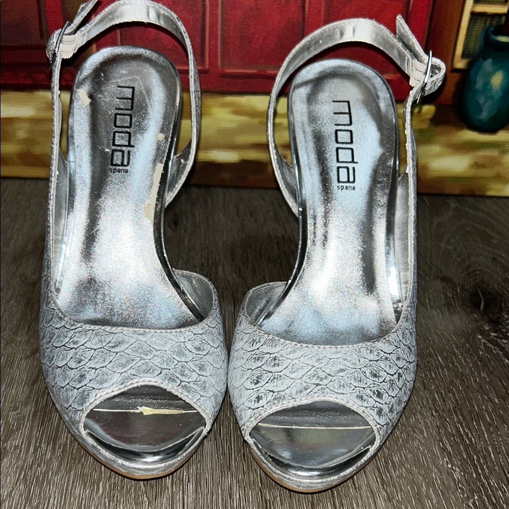 🦋Moda Spana Silver Slingback Heels 5/25)